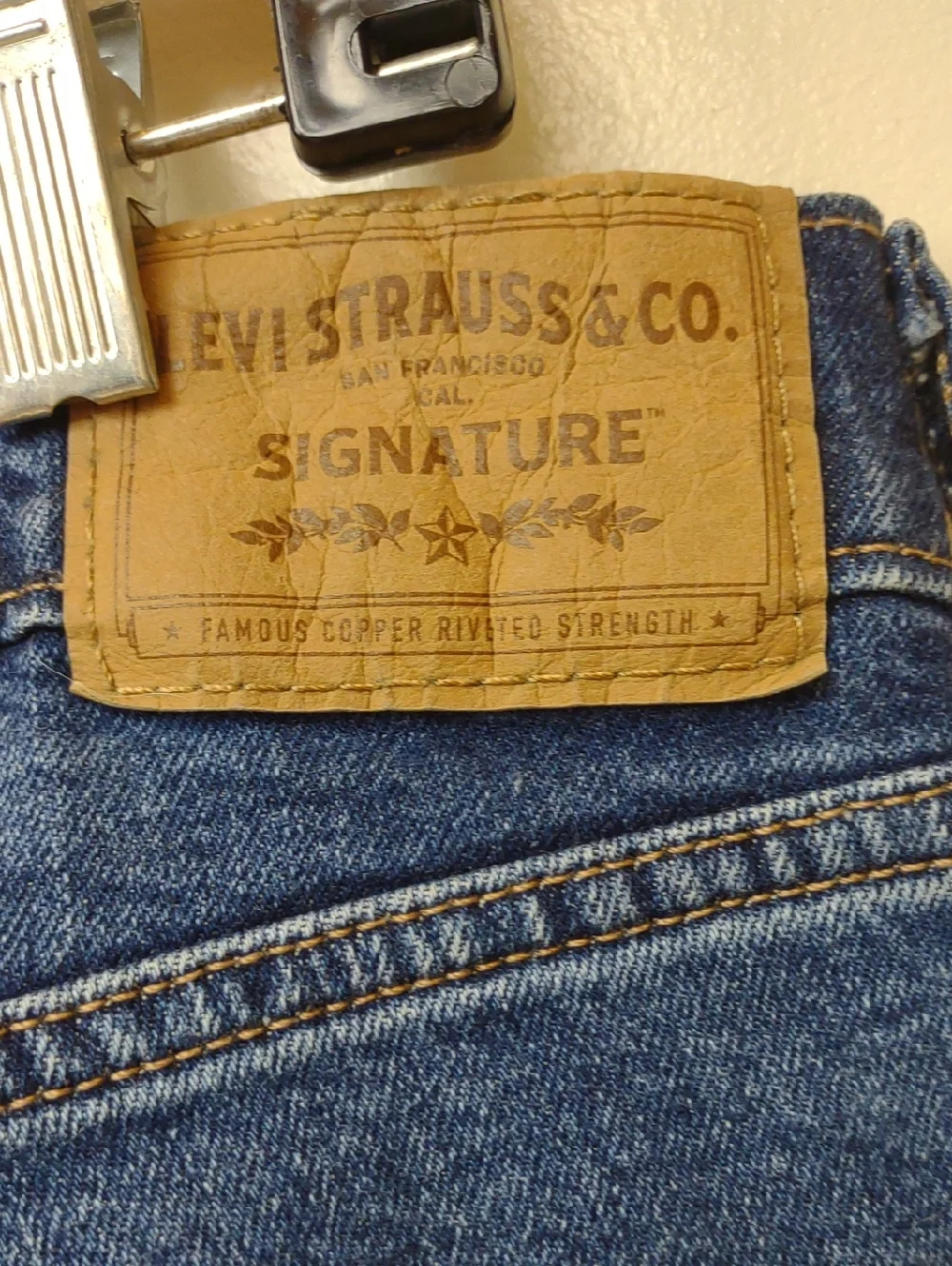 Levi's Men's Med Blue Relaxed Fit Stretch Distressed Straight Jeans 34x32